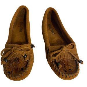 Minnetonka Leather Moccasins style shoes leather bow and feather detail-W5.5